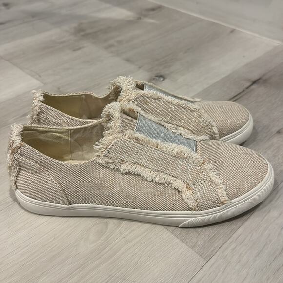Nine West NWOT Canvas with Metallic Sneakers with Silver front detail. - Picture 7 of 9